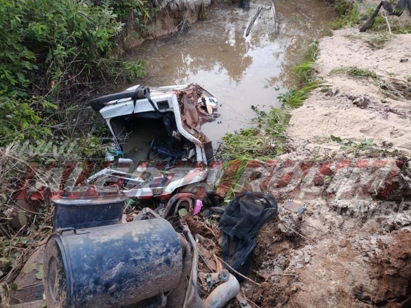 Cabine se desprende de caçamba após condutor sair da pista e parar em córrego da RO-010 em Nova Estrela Cabine se desprende de caçamba após condutor sair da pista e parar em córrego da RO-010 em Nova Estrela