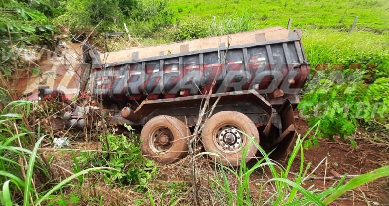 Cabine se desprende de caçamba após condutor sair da pista e parar em córrego da RO-010 em Nova Estrela Cabine se desprende de caçamba após condutor sair da pista e parar em córrego da RO-010 em Nova Estrela