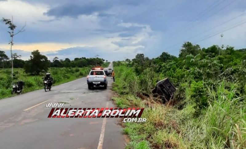 Cabine se desprende de caçamba após condutor sair da pista e parar em córrego da RO-010 em Nova Estrela Cabine se desprende de caçamba após condutor sair da pista e parar em córrego da RO-010 em Nova Estrela