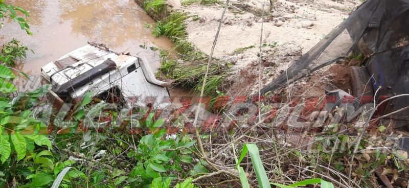 Cabine se desprende de caçamba após condutor sair da pista e parar em córrego da RO-010 em Nova Estrela Cabine se desprende de caçamba após condutor sair da pista e parar em córrego da RO-010 em Nova Estrela