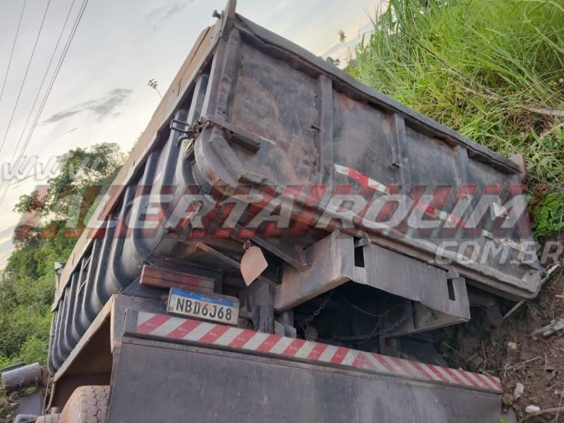 Cabine se desprende de caçamba após condutor sair da pista e parar em córrego da RO-010 em Nova Estrela Cabine se desprende de caçamba após condutor sair da pista e parar em córrego da RO-010 em Nova Estrela