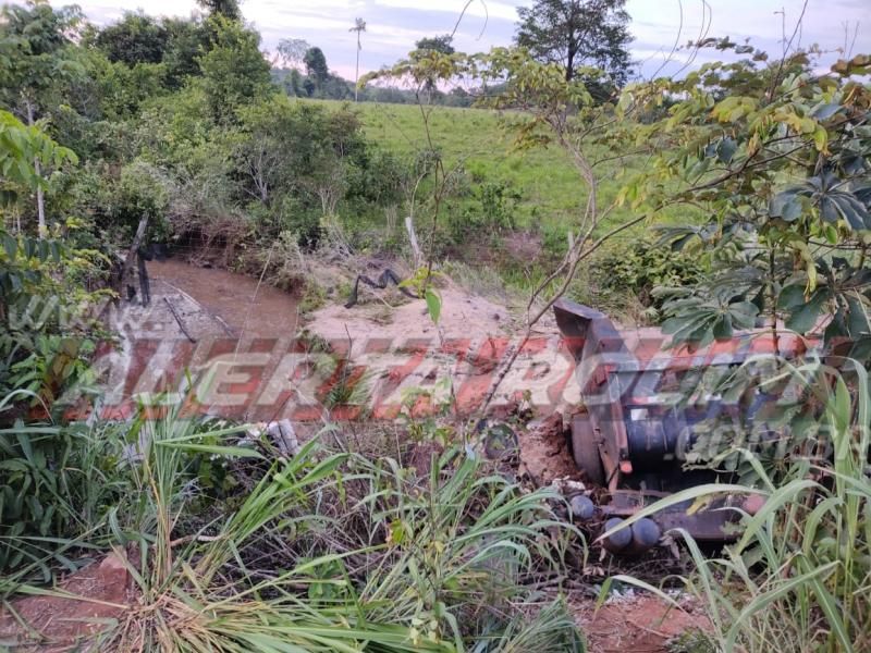 Cabine se desprende de caçamba após condutor sair da pista e parar em córrego da RO-010 em Nova Estrela Cabine se desprende de caçamba após condutor sair da pista e parar em córrego da RO-010 em Nova Estrela