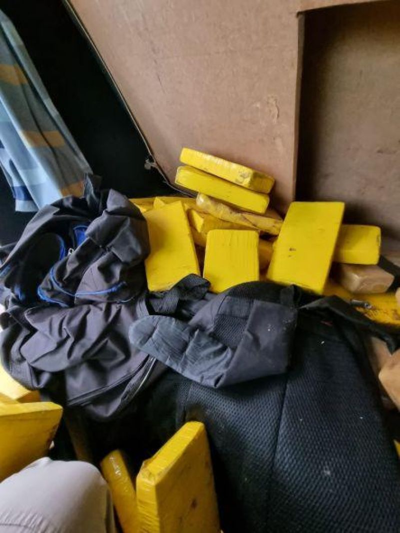 Caminhoneiro de Cacoal é preso com quase 200 tabletes de cocaína neste sábado no MT Caminhoneiro de Cacoal é preso com quase 200 tabletes de cocaína neste sábado no MT