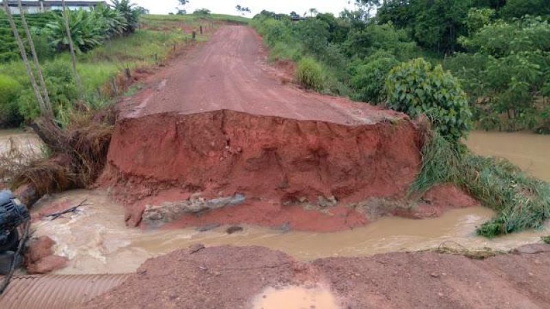 Carro vai parar dentro de rio devido às fortes chuvas na zona rural de Cacoal Carro vai parar dentro de rio devido às fortes chuvas na zona rural de Cacoal