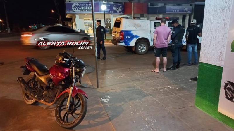 Colisão entra carro e moto na noite de sexta-feira resultou em um ferido em Rolim de Moura Colisão entra carro e moto na noite de sexta-feira resultou em um ferido em Rolim de Moura