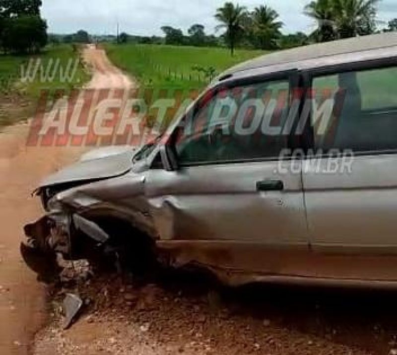 Dois veículos colidiram frontalmente na linha 188 em Rolim de Moura Dois veículos colidiram frontalmente na linha 188 em Rolim de Moura