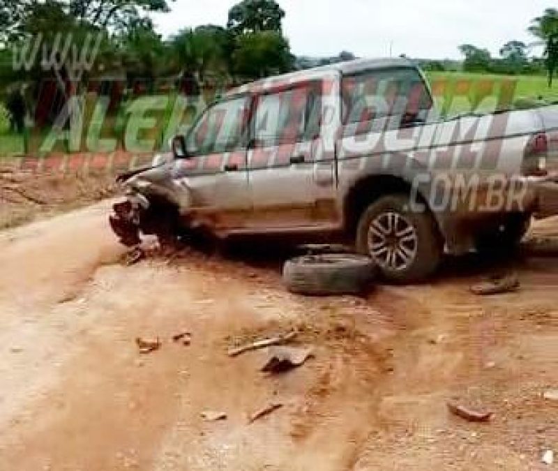 Dois veículos colidiram frontalmente na linha 188 em Rolim de Moura Dois veículos colidiram frontalmente na linha 188 em Rolim de Moura