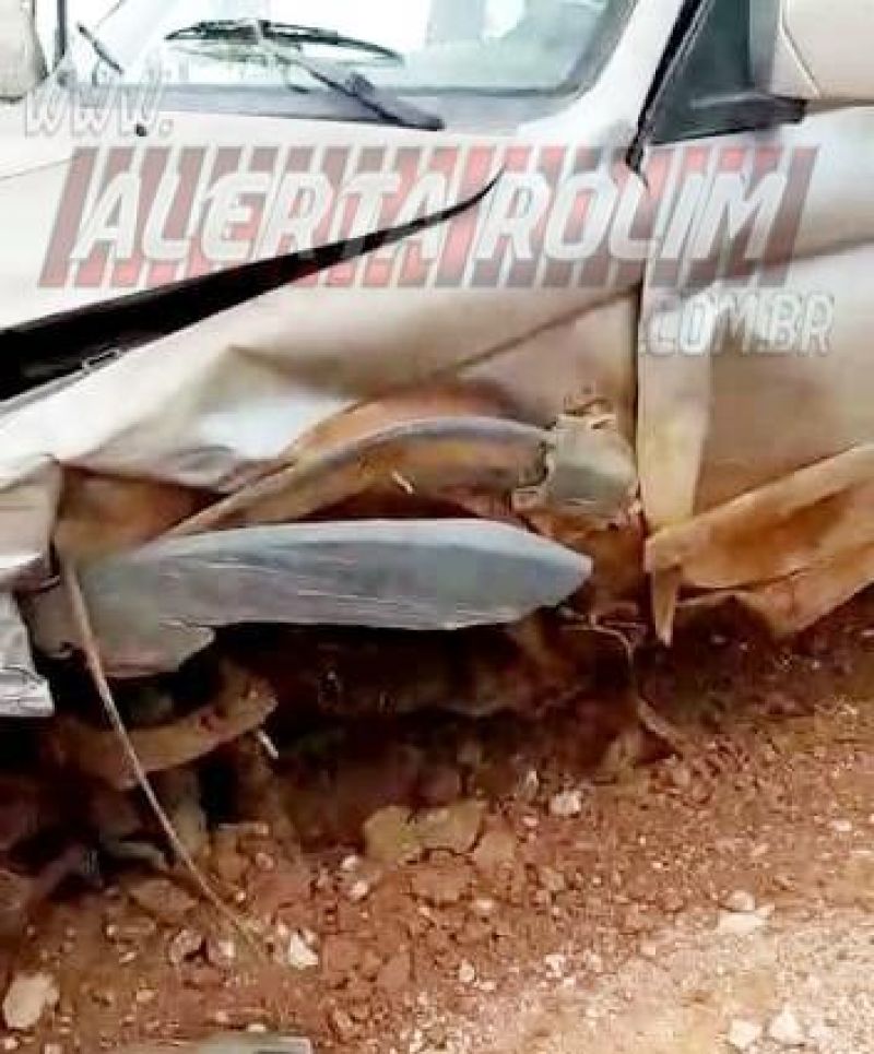 Dois veículos colidiram frontalmente na linha 188 em Rolim de Moura Dois veículos colidiram frontalmente na linha 188 em Rolim de Moura
