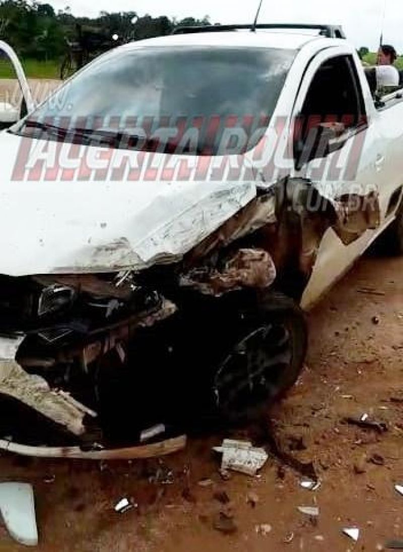 Dois veículos colidiram frontalmente na linha 188 em Rolim de Moura Dois veículos colidiram frontalmente na linha 188 em Rolim de Moura