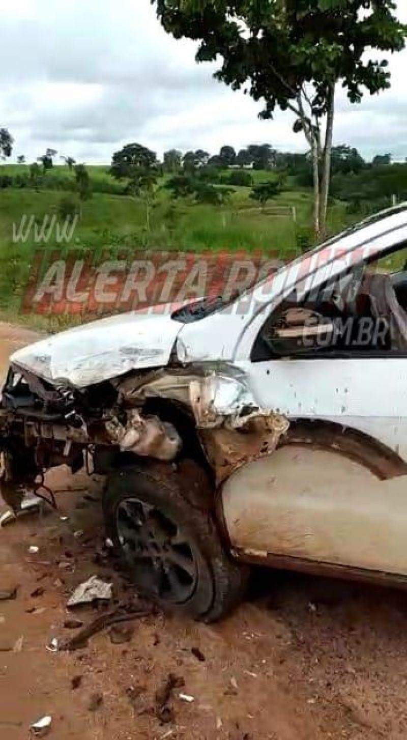 Dois veículos colidiram frontalmente na linha 188 em Rolim de Moura Dois veículos colidiram frontalmente na linha 188 em Rolim de Moura