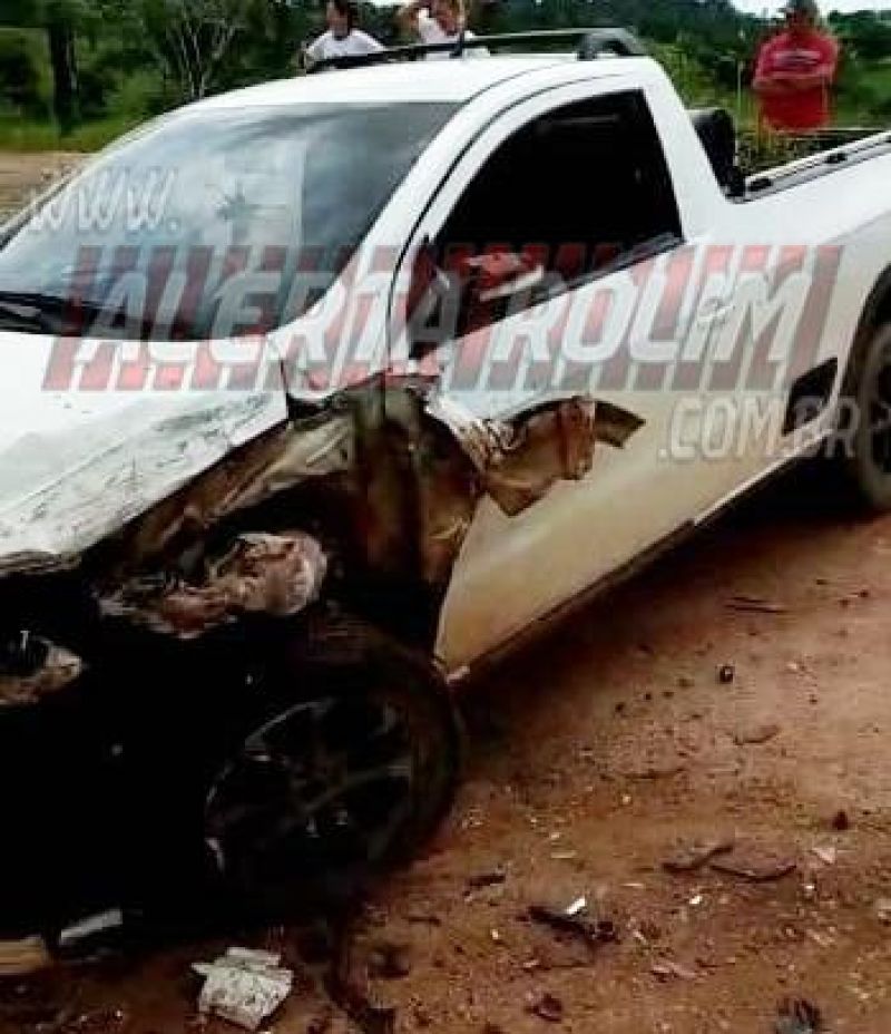 Dois veículos colidiram frontalmente na linha 188 em Rolim de Moura Dois veículos colidiram frontalmente na linha 188 em Rolim de Moura