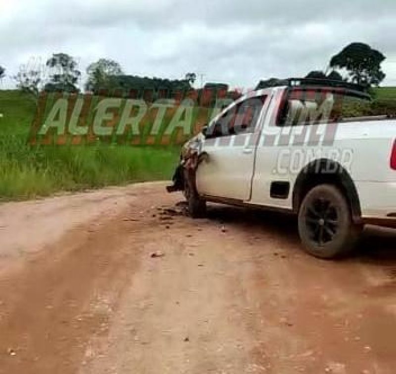 Dois veículos colidiram frontalmente na linha 188 em Rolim de Moura Dois veículos colidiram frontalmente na linha 188 em Rolim de Moura
