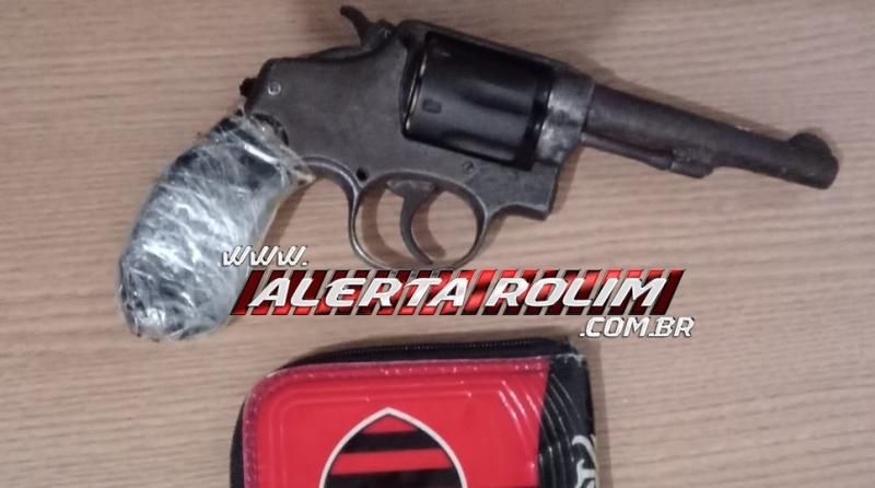 Durante abordagem, homem tenta dispensar arma de fogo, mas acaba preso pela Polícia Militar em Rolim de Moura Durante abordagem, homem tenta dispensar arma de fogo, mas acaba preso pela Polícia Militar em Rolim de Moura