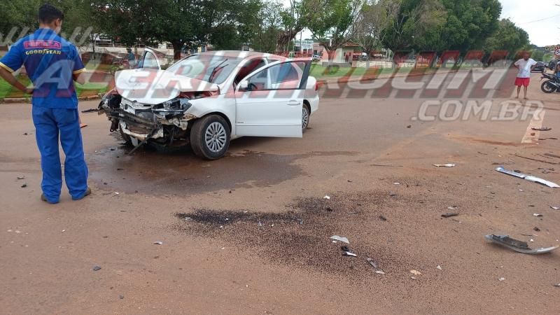 Forte colisão entre carros foi registrada no Centro de Rolim de Moura nesta manhã de sábado Forte colisão entre carros foi registrada no Centro de Rolim de Moura nesta manhã de sábado