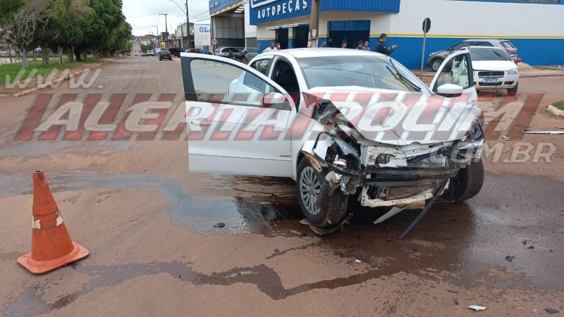 Forte colisão entre carros foi registrada no Centro de Rolim de Moura nesta manhã de sábado Forte colisão entre carros foi registrada no Centro de Rolim de Moura nesta manhã de sábado
