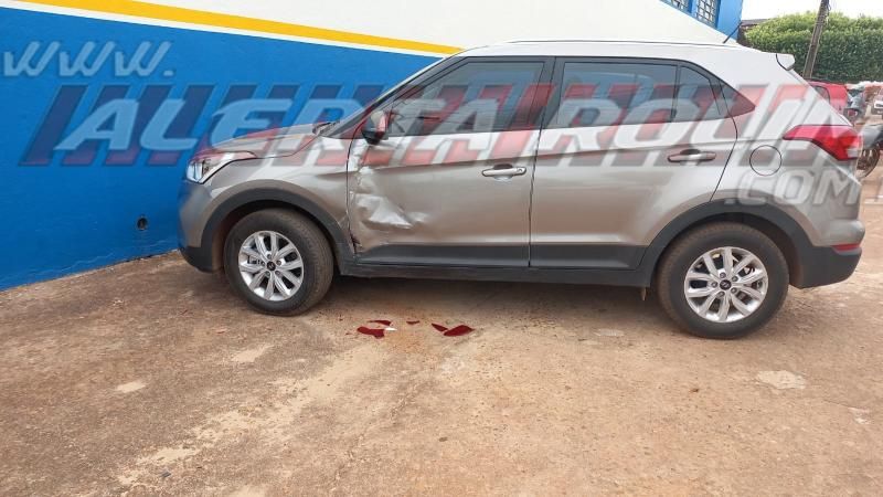 Forte colisão entre carros foi registrada no Centro de Rolim de Moura nesta manhã de sábado Forte colisão entre carros foi registrada no Centro de Rolim de Moura nesta manhã de sábado