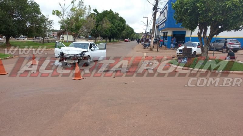 Forte colisão entre carros foi registrada no Centro de Rolim de Moura nesta manhã de sábado