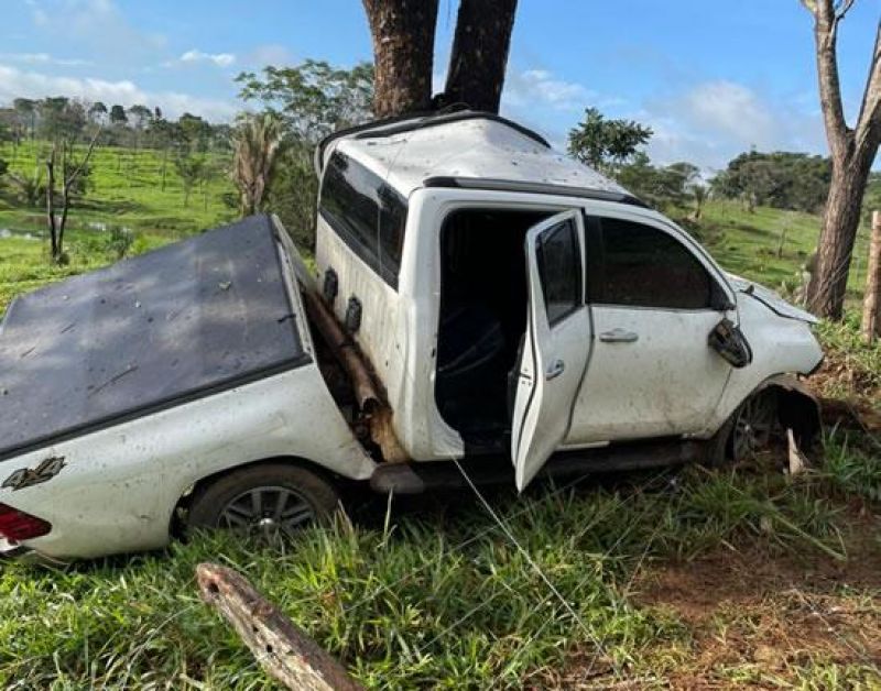Jovem sai praticamente ileso após caminhonete colidir violentamente contra árvore em RO Jovem sai praticamente ileso após caminhonete colidir violentamente contra árvore em RO
