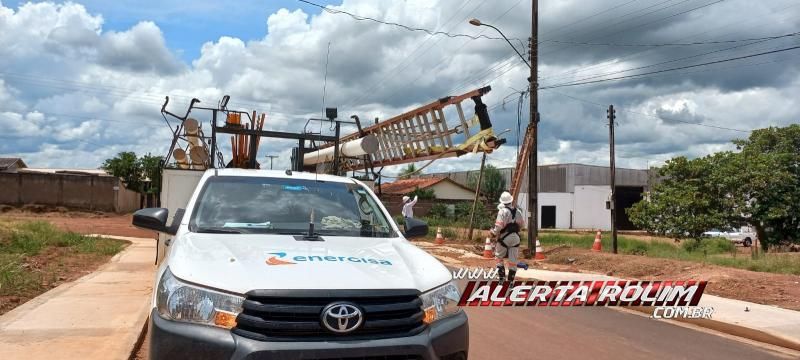 Moradores do bairro Jardim Tropical ficam sem energia elétrica após caminhão danificar fios e postes em Rolim de Moura Moradores do bairro Jardim Tropical ficam sem energia elétrica após caminhão danificar fios e postes em Rolim de Moura