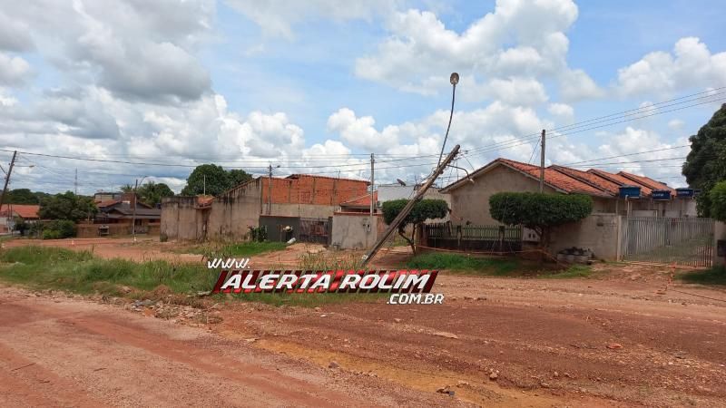 Moradores do bairro Jardim Tropical ficam sem energia elétrica após caminhão danificar fios e postes em Rolim de Moura Moradores do bairro Jardim Tropical ficam sem energia elétrica após caminhão danificar fios e postes em Rolim de Moura