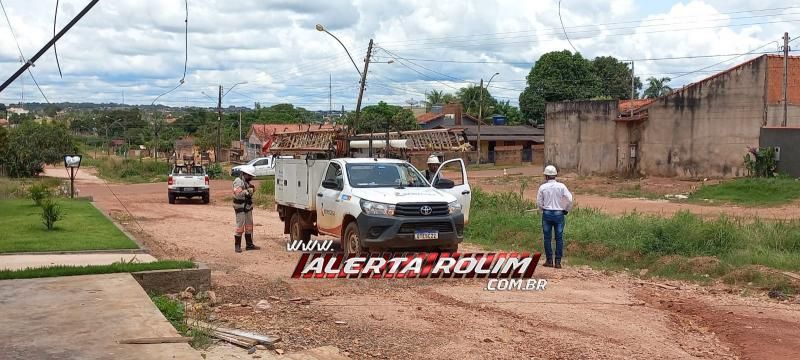 Moradores do bairro Jardim Tropical ficam sem energia elétrica após caminhão danificar fios e postes em Rolim de Moura Moradores do bairro Jardim Tropical ficam sem energia elétrica após caminhão danificar fios e postes em Rolim de Moura