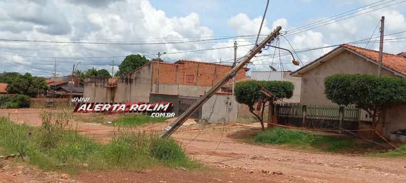 Moradores do bairro Jardim Tropical ficam sem energia elétrica após caminhão danificar fios e postes em Rolim de Moura Moradores do bairro Jardim Tropical ficam sem energia elétrica após caminhão danificar fios e postes em Rolim de Moura
