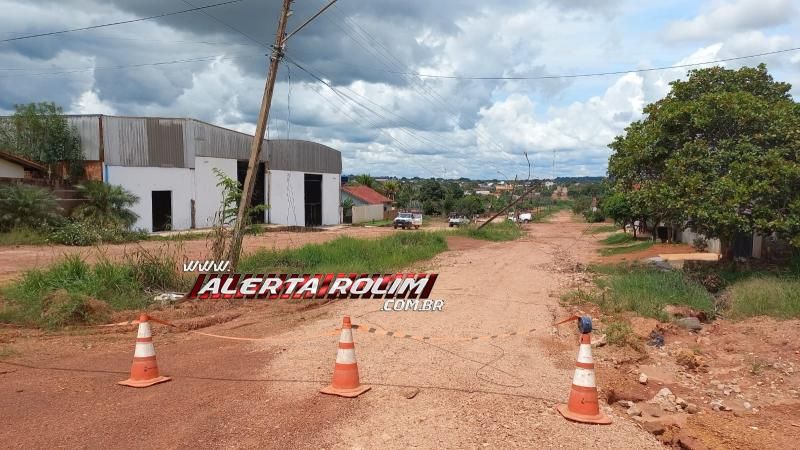 Moradores do bairro Jardim Tropical ficam sem energia elétrica após caminhão danificar fios e postes em Rolim de Moura Moradores do bairro Jardim Tropical ficam sem energia elétrica após caminhão danificar fios e postes em Rolim de Moura