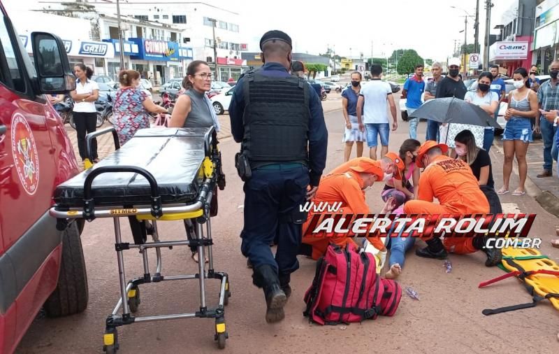 Mulher fratura perna em acidente envolvendo carro e moto nesta tarde de sexta-feira em Rolim de Moura - Vídeo Mulher fratura perna em acidente envolvendo carro e moto nesta tarde de sexta-feira em Rolim de Moura - Vídeo