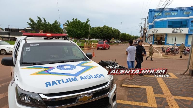 Mulher fratura perna em acidente envolvendo carro e moto nesta tarde de sexta-feira em Rolim de Moura - Vídeo Mulher fratura perna em acidente envolvendo carro e moto nesta tarde de sexta-feira em Rolim de Moura - Vídeo