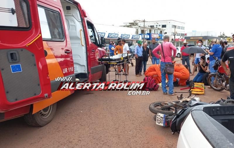 Mulher fratura perna em acidente envolvendo carro e moto nesta tarde de sexta-feira em Rolim de Moura - Vídeo Mulher fratura perna em acidente envolvendo carro e moto nesta tarde de sexta-feira em Rolim de Moura - Vídeo