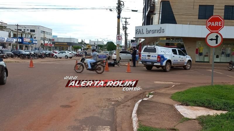 Mulher fratura perna em acidente envolvendo carro e moto nesta tarde de sexta-feira em Rolim de Moura - Vídeo Mulher fratura perna em acidente envolvendo carro e moto nesta tarde de sexta-feira em Rolim de Moura - Vídeo