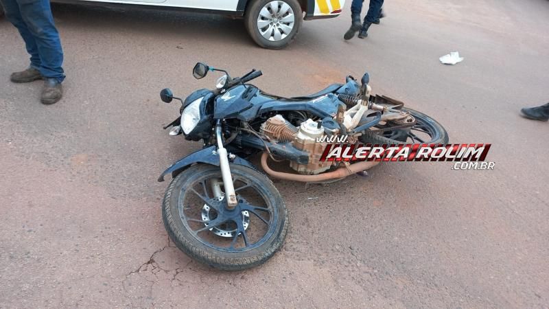 Mulher fratura perna em acidente envolvendo carro e moto nesta tarde de sexta-feira em Rolim de Moura - Vídeo Mulher fratura perna em acidente envolvendo carro e moto nesta tarde de sexta-feira em Rolim de Moura - Vídeo