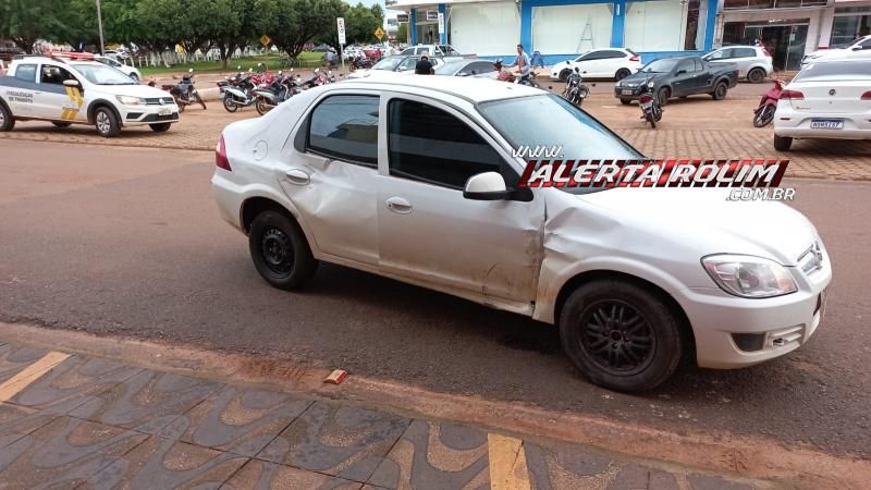 Mulher fratura perna em acidente envolvendo carro e moto nesta tarde de sexta-feira em Rolim de Moura - Vídeo Mulher fratura perna em acidente envolvendo carro e moto nesta tarde de sexta-feira em Rolim de Moura - Vídeo