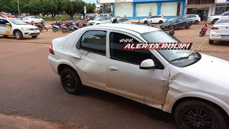 Mulher fratura perna em acidente envolvendo carro e moto nesta tarde de sexta-feira em Rolim de Moura - Vídeo Mulher fratura perna em acidente envolvendo carro e moto nesta tarde de sexta-feira em Rolim de Moura - Vídeo