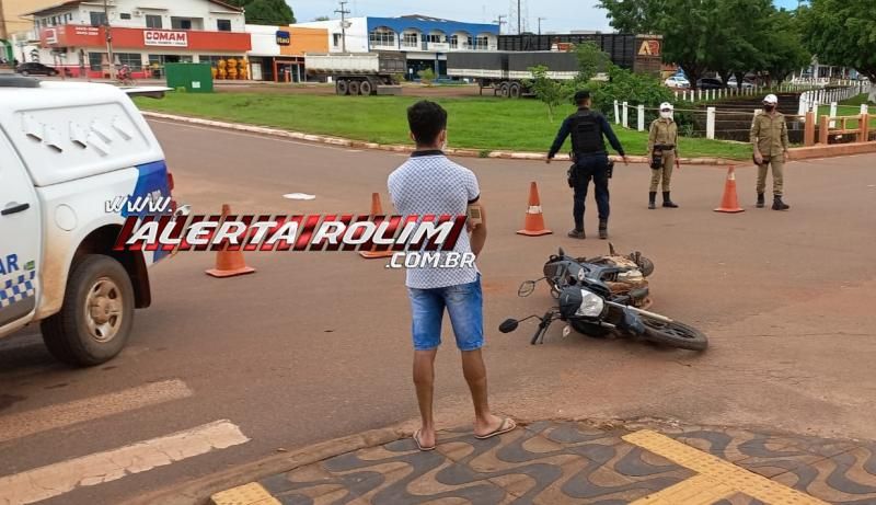 Mulher fratura perna em acidente envolvendo carro e moto nesta tarde de sexta-feira em Rolim de Moura - Vídeo 