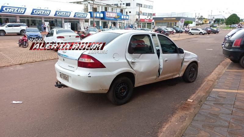 Mulher fratura perna em acidente envolvendo carro e moto nesta tarde de sexta-feira em Rolim de Moura - Vídeo Mulher fratura perna em acidente envolvendo carro e moto nesta tarde de sexta-feira em Rolim de Moura - Vídeo