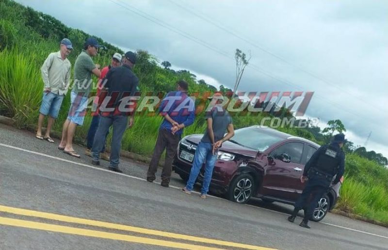 URGENTE - Após grave colisão na BR-429, perna de motociclista foi arrancada e parou sobre o fio de alta tensão da rede elétrica; assista ao vídeo URGENTE - Após grave colisão na BR-429, perna de motociclista foi arrancada e parou sobre o fio de alta tensão da rede elétrica; assista ao vídeo
