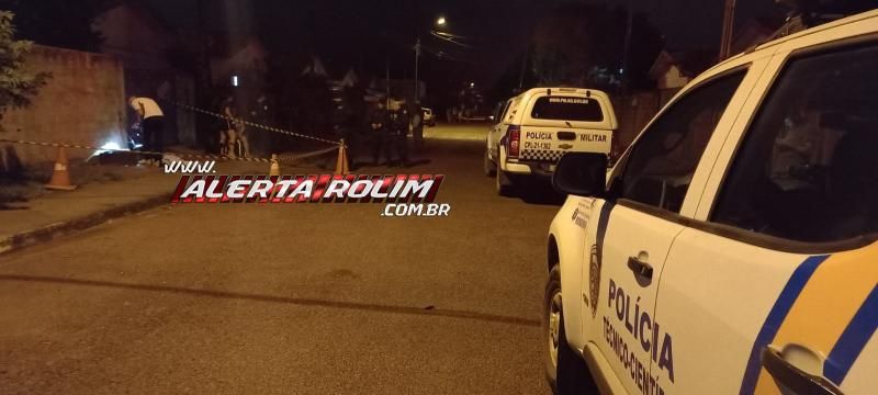 ATUALIZADA - Dupla executa jovem com tiro na cabeça nesta noite no Jatobá II em Rolim de Moura - Vídeo ATUALIZADA - Dupla executa jovem com tiro na cabeça nesta noite no Jatobá II em Rolim de Moura - Vídeo