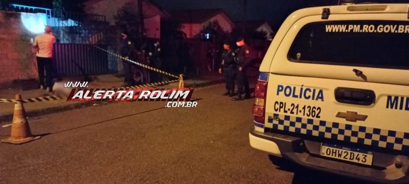 ATUALIZADA - Dupla executa jovem com tiro na cabeça nesta noite no Jatobá II em Rolim de Moura - Vídeo ATUALIZADA - Dupla executa jovem com tiro na cabeça nesta noite no Jatobá II em Rolim de Moura - Vídeo
