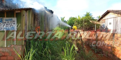 Casa desabitada é destruída por incêndio nesta manhã de sábado em Rolim de Moura -  Vídeo