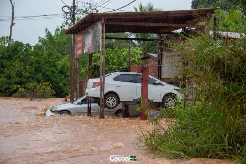 Cacoal - Mais de 100 famílias tiveram as casas afetadas pela água Cacoal - Mais de 100 famílias tiveram as casas afetadas pela água