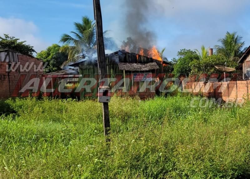 Casa desabitada é destruída por incêndio nesta manhã de sábado em Rolim de Moura - Vídeo Casa desabitada é destruída por incêndio nesta manhã de sábado em Rolim de Moura - Vídeo