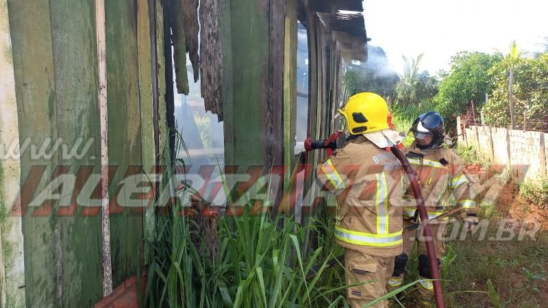 Casa desabitada é destruída por incêndio nesta manhã de sábado em Rolim de Moura - Vídeo Casa desabitada é destruída por incêndio nesta manhã de sábado em Rolim de Moura - Vídeo