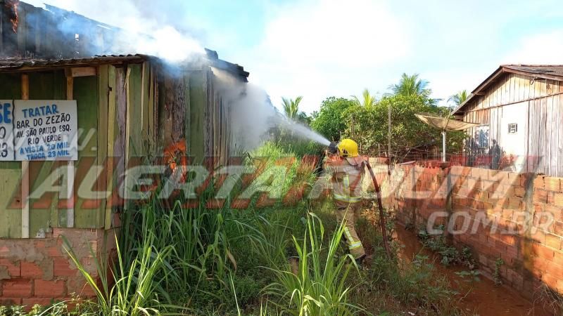 Casa desabitada é destruída por incêndio nesta manhã de sábado em Rolim de Moura - Vídeo Casa desabitada é destruída por incêndio nesta manhã de sábado em Rolim de Moura - Vídeo