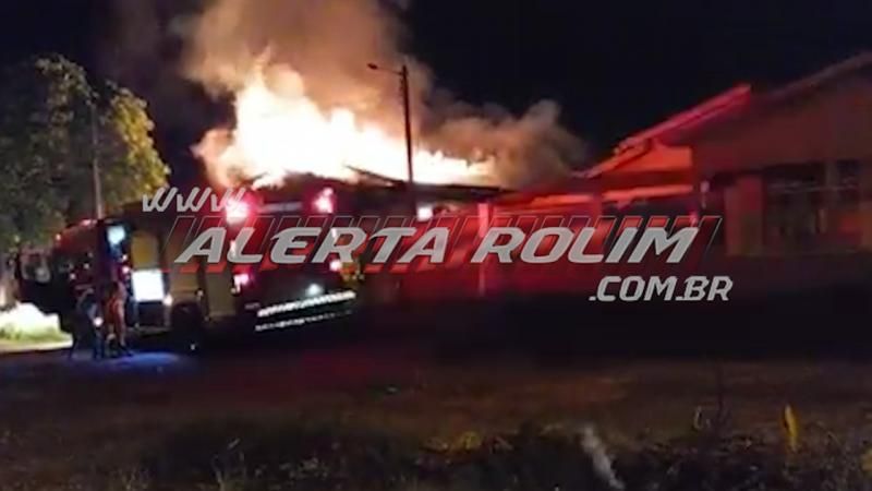 Casa é destruída por incêndio criminoso durante a madrugada em Rolim de Moura - Vídeo Casa é destruída por incêndio criminoso durante a madrugada em Rolim de Moura - Vídeo