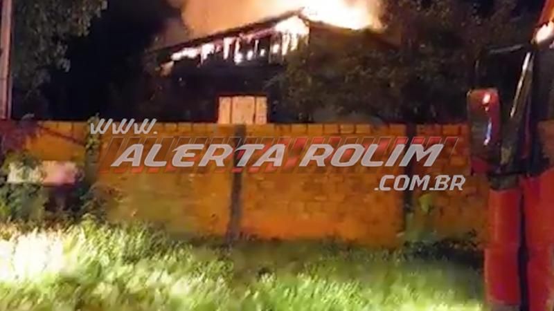 Casa é destruída por incêndio criminoso durante a madrugada em Rolim de Moura - Vídeo Casa é destruída por incêndio criminoso durante a madrugada em Rolim de Moura - Vídeo