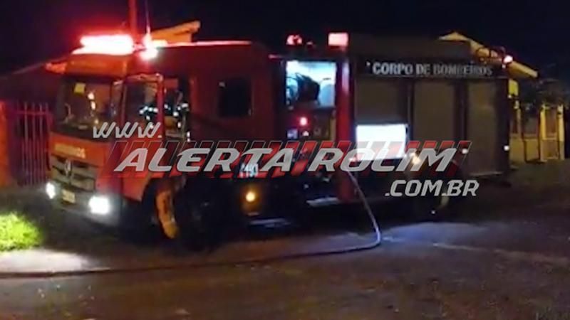 Casa é destruída por incêndio criminoso durante a madrugada em Rolim de Moura - Vídeo Casa é destruída por incêndio criminoso durante a madrugada em Rolim de Moura - Vídeo