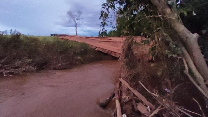 Chuvas fortes da semana passada comprometeram pontes e bueiros em Rolim de Moura Chuvas fortes da semana passada comprometeram pontes e bueiros em Rolim de Moura