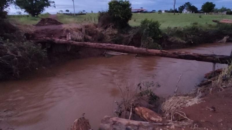 Chuvas fortes da semana passada comprometeram pontes e bueiros em Rolim de Moura Chuvas fortes da semana passada comprometeram pontes e bueiros em Rolim de Moura