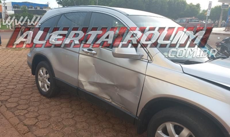 Cinco carros ficaram danificados após acidente de trânsito no Centro de Rolim de Moura - Vídeo Cinco carros ficaram danificados após acidente de trânsito no Centro de Rolim de Moura - Vídeo